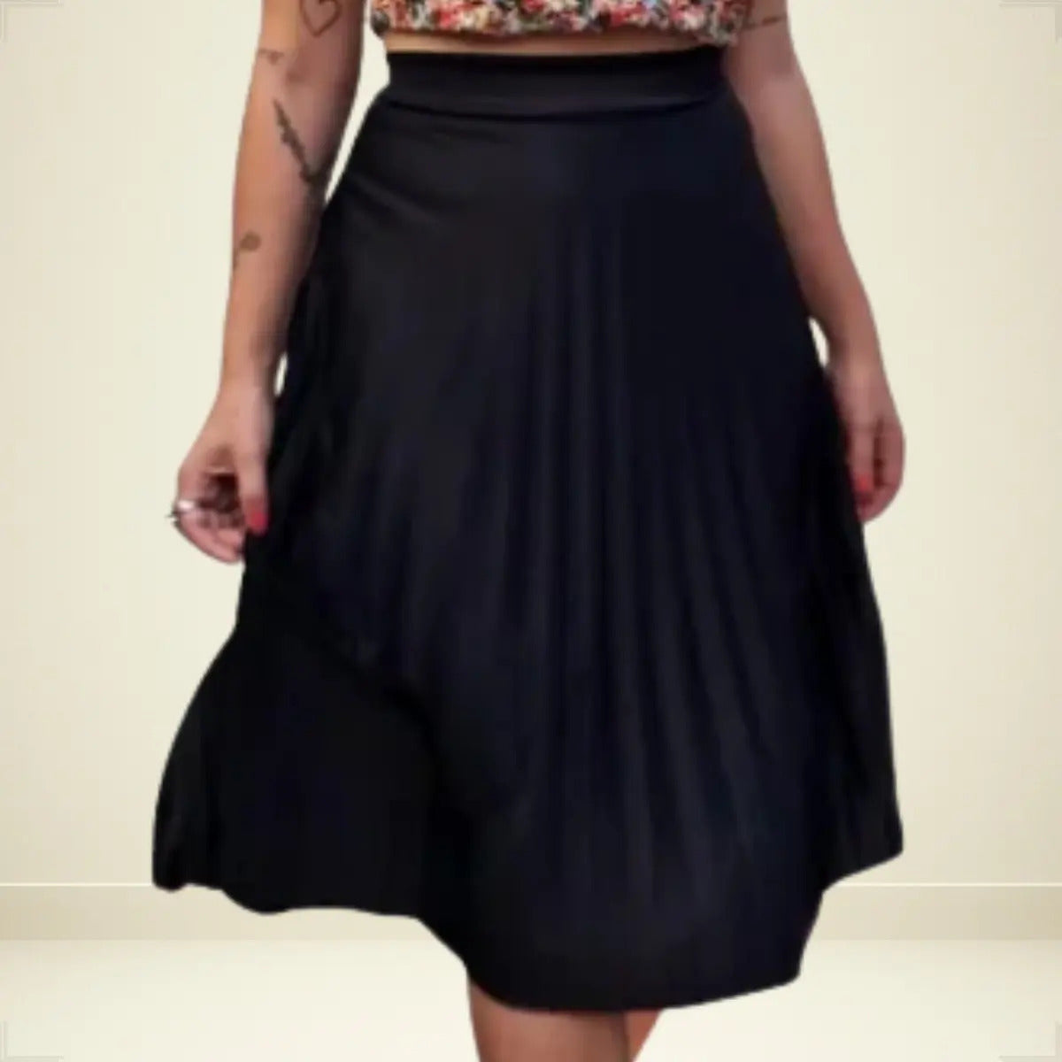 Saia Midi Preta Plissada Cintura Alta Tendência Social Moda