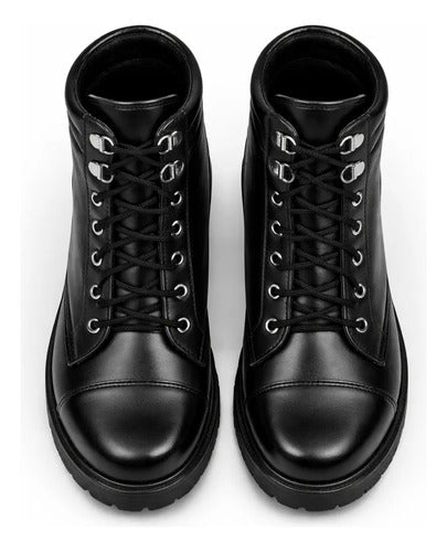 Bota Coturno Salto Baixo Aplicação Metal Preto