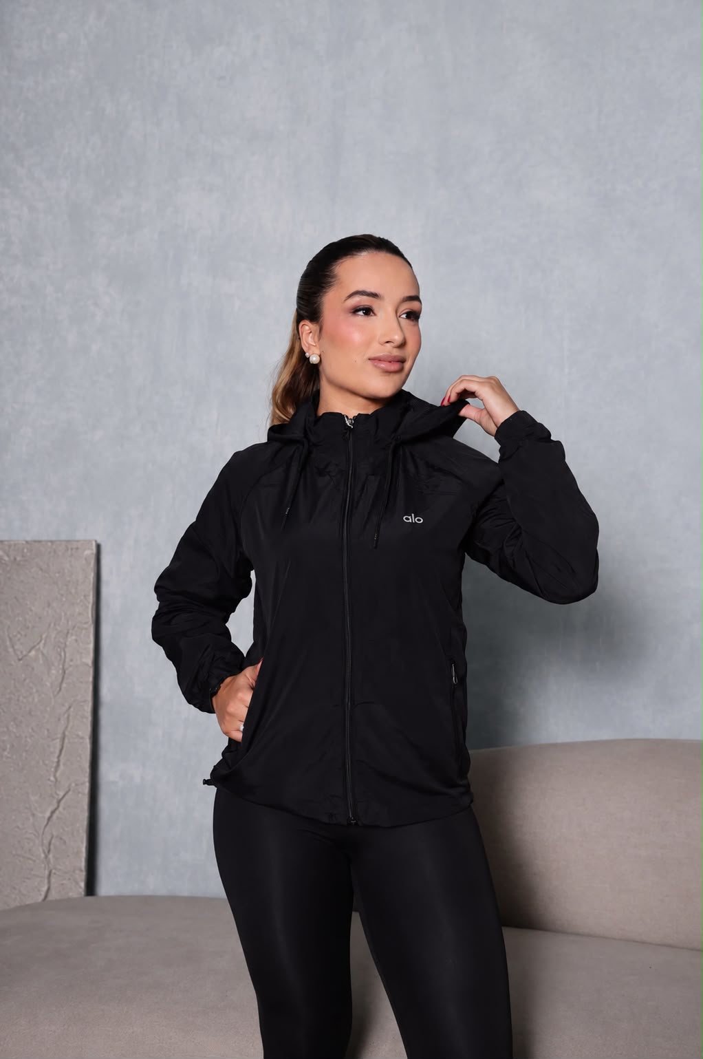 Jaqueta Corta-Vento Feminina Premium com Capuz