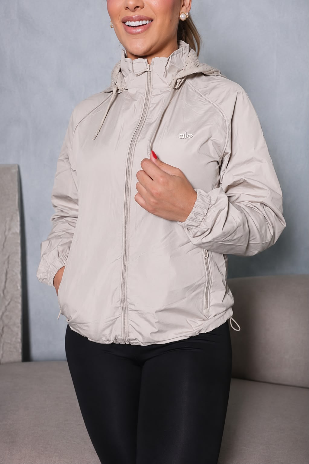 Jaqueta Corta-Vento Feminina Premium com Capuz