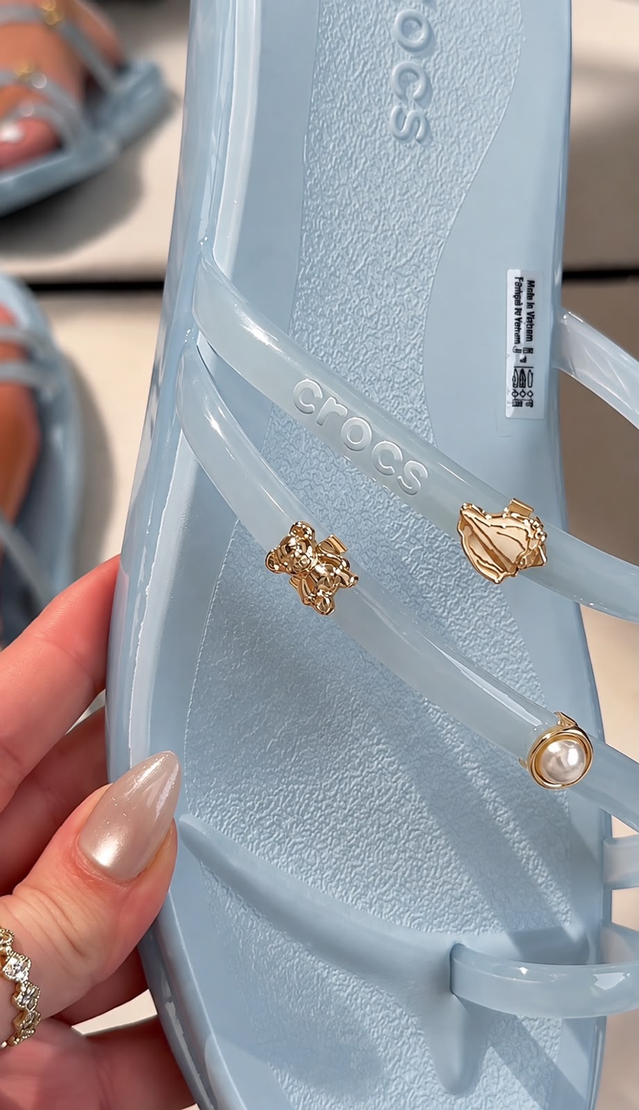 Sandália Feminina Azul-Bebê com Detalhes Dourados