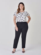 Calça Reta Slim de Alfaiataria Plus Size Preta Emiliana