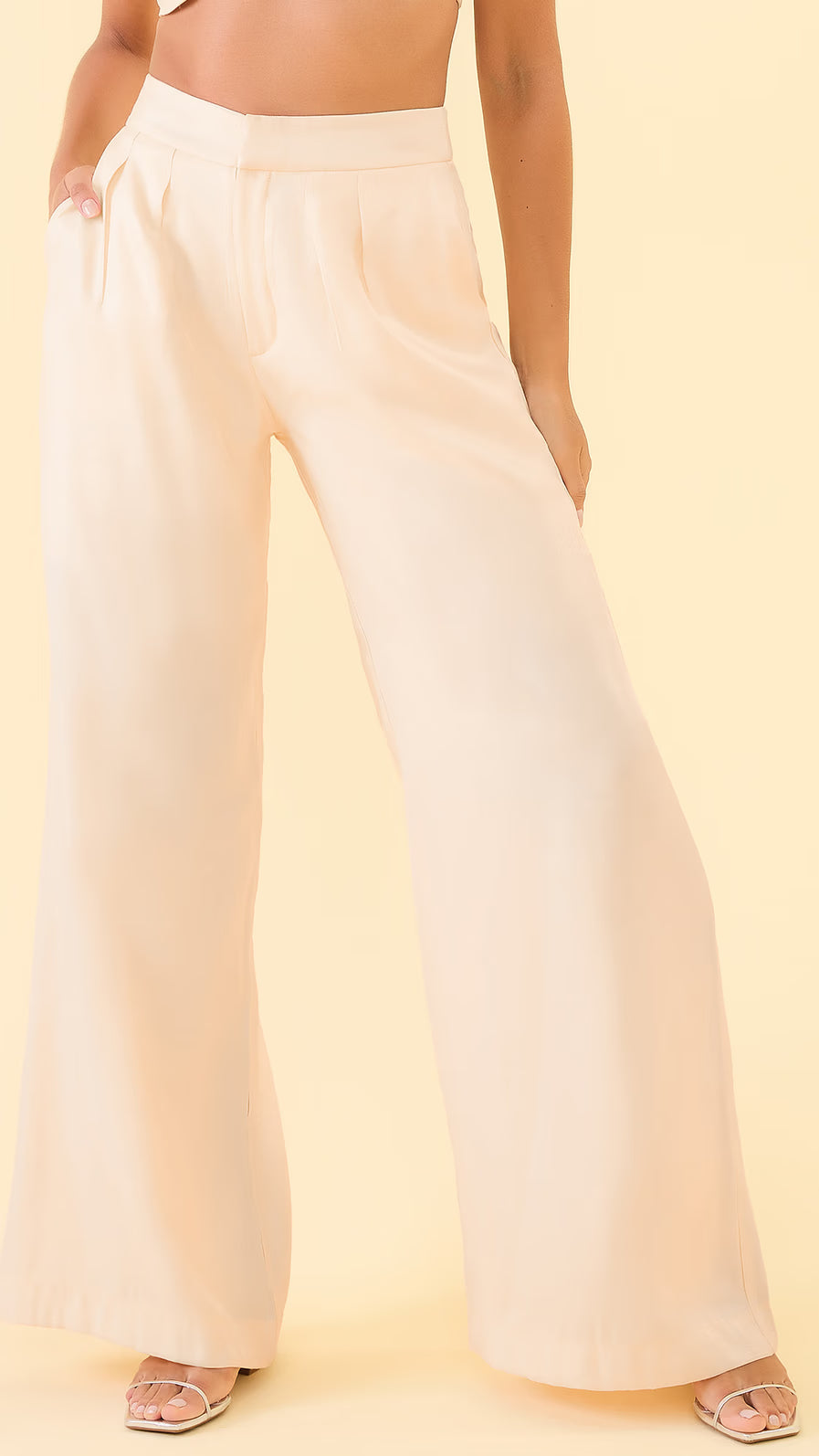 Calça pantalona em alfaiataria glossy