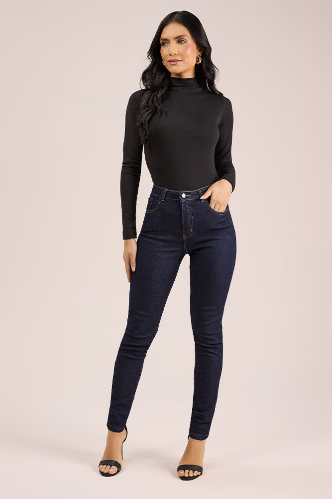 Calça skinny básica em sarja