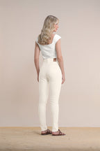 Calça jeans skinny básica em sarja com botão