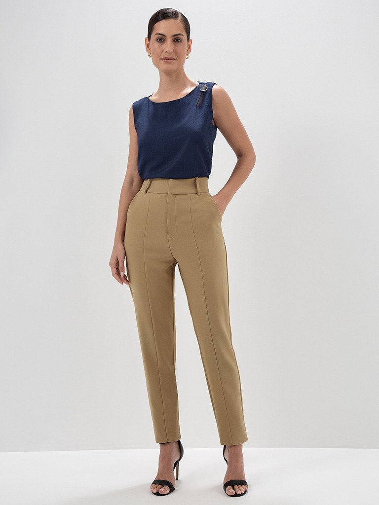 Calça de Alfaiataria Reta Slim Plus Size Mocha Mousse Giovana