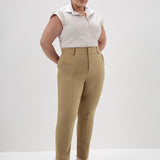 Calça de Alfaiataria Reta Slim Plus Size Mocha Mousse Giovana