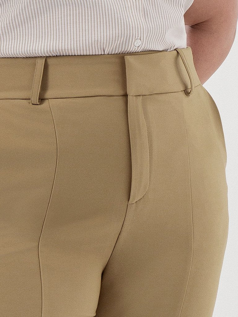 Calça de Alfaiataria Reta Slim Plus Size Mocha Mousse Giovana