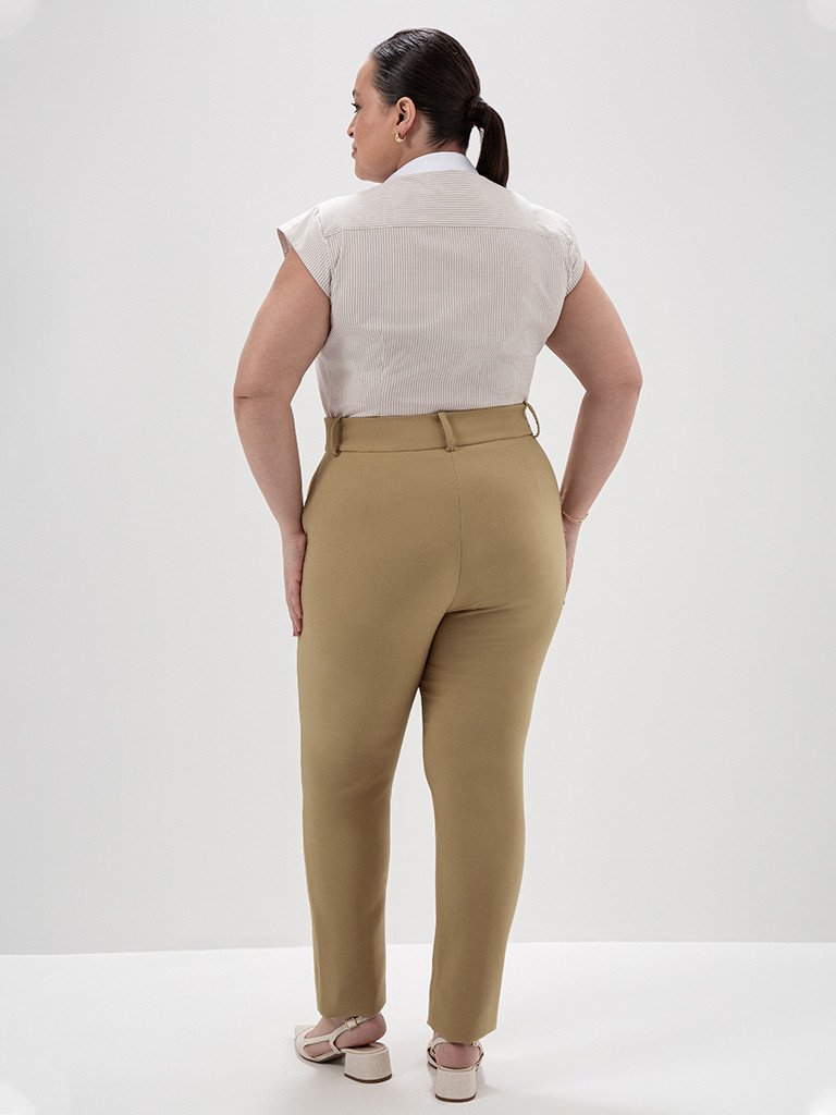Calça de Alfaiataria Reta Slim Plus Size Mocha Mousse Giovana