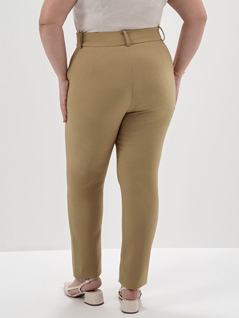 Calça de Alfaiataria Reta Slim Plus Size Mocha Mousse Giovana