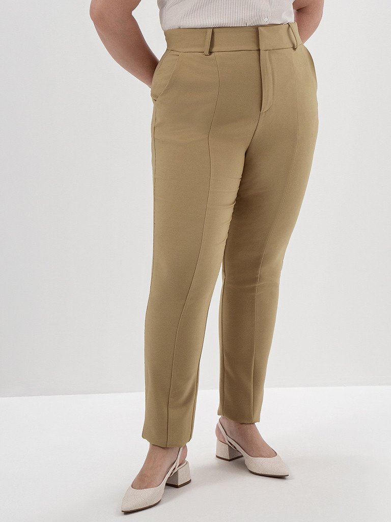 Calça de Alfaiataria Reta Slim Plus Size Mocha Mousse Giovana