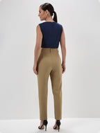 Calça de Alfaiataria Reta Slim Plus Size Mocha Mousse Giovana