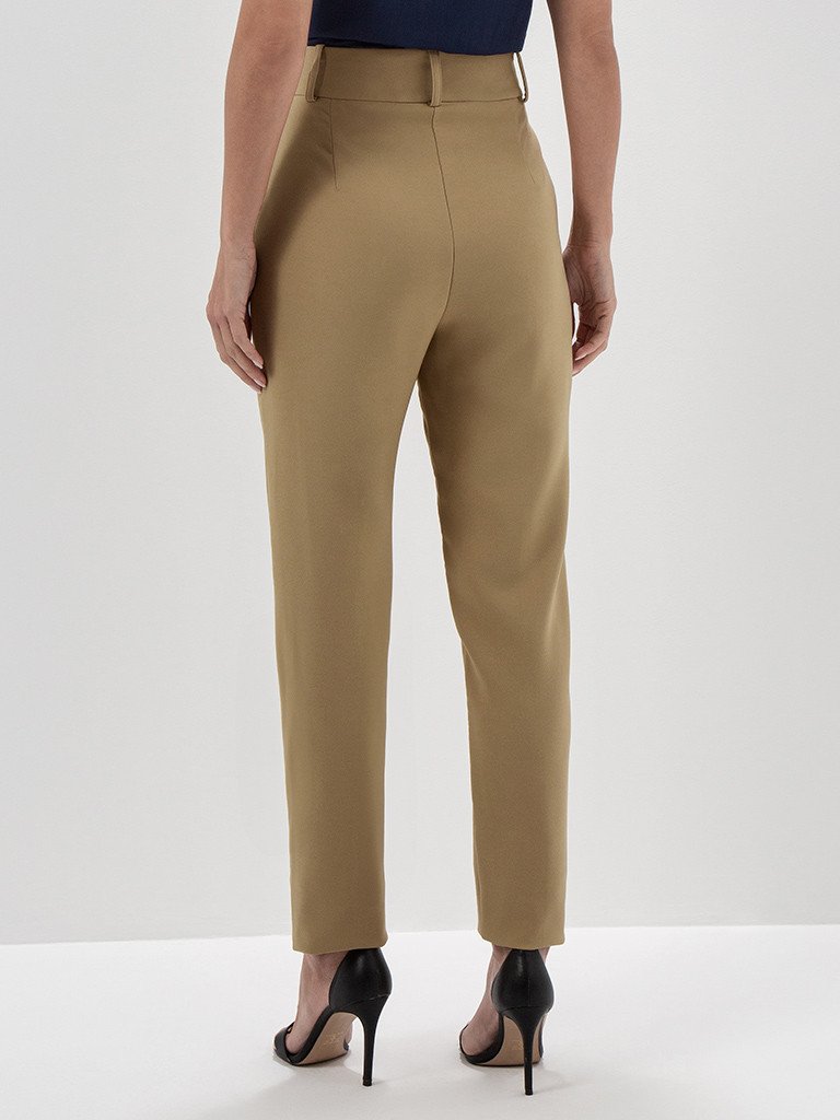 Calça de Alfaiataria Reta Slim Plus Size Mocha Mousse Giovana